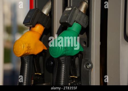 Netanya, Israele - 11 ottobre 2023. Ugelli di riempimento per pompe di benzina colorati. Stazione di servizio Foto Stock