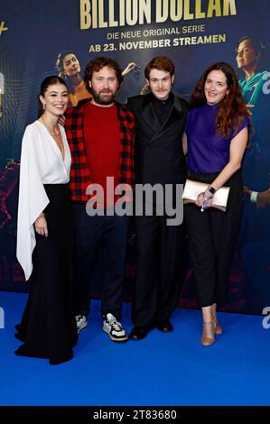 Alessandra Mastronardi, Florian Baxmeyer, Philip Froissant und Kerstin Nommsen bei der Premiere der Paramount Streamingserie Eine Billion Dollar im Kino International. Berlin, 17.11.2023 *** Alessandra Mastronardi, Florian Baxmeyer, Philip Froissant e Kerstin Nommsen alla premiere della serie streaming della Paramount One Billion Dollars at Kino International Berlin, 17 11 2023 foto:XA.xBuggex/xFuturexImagex Dollar 3142 credito: Imago/Alamy Live News Foto Stock