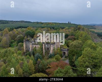 Castello di Lennow vicino a Glasgow in Scozia. Castello abbandonato e rovinato ai margini delle Highlands scozzesi. Ospedale storico e rovine del castello. Foto Stock