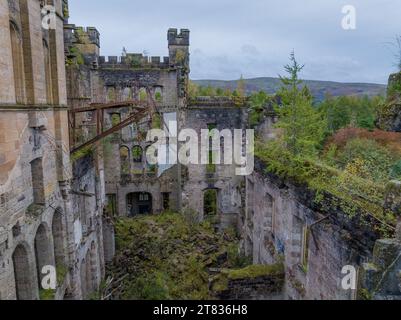 Castello di Lennow vicino a Glasgow in Scozia. Castello abbandonato e rovinato ai margini delle Highlands scozzesi. Ospedale storico e rovine del castello. Foto Stock