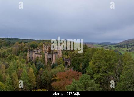 Castello di Lennow vicino a Glasgow in Scozia. Castello abbandonato e rovinato ai margini delle Highlands scozzesi. Ospedale storico e rovine del castello. Foto Stock