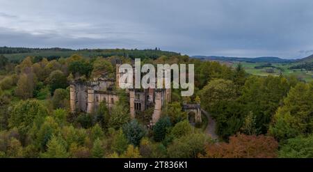 Castello di Lennow vicino a Glasgow in Scozia. Castello abbandonato e rovinato ai margini delle Highlands scozzesi. Ospedale storico e rovine del castello. Foto Stock