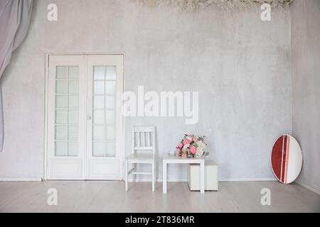 Sedia interna luminosa, tavolino da caffè con specchio floreale Foto Stock