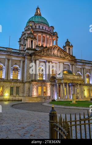 Il Municipio di Belfast illuminato al crepuscolo Foto Stock