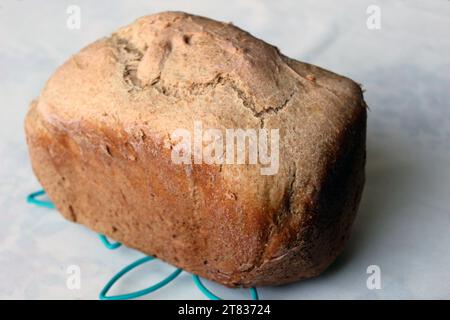 Il pane fatto in casa con la macchina da forno Foto Stock