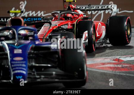 18 novembre 2023, Las Vegas Street Circuit, Las Vegas, FORMULA 1 HEINEKEN SILVER LAS VEGAS GRAND PRIX 2023, nella foto Logan Sargeant (USA), Williams Racing, Carlos Sainz Jr. Scuderia Ferrari Foto Stock