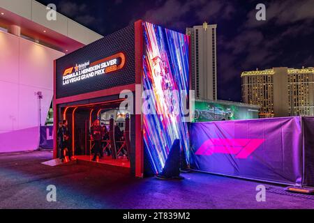 Las Vegas, Nevada - 17 novembre 2023: Atmosfera dall'interno del paddock al Gran Premio di Las Vegas d'argento Heineken sul Las Vegas Strip Circuit. Crediti: Nick Paruch / Alamy Live News Foto Stock