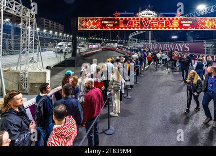 Las Vegas, Nevada - 17 novembre 2023: Atmosfera dall'interno del paddock al Gran Premio di Las Vegas d'argento Heineken sul Las Vegas Strip Circuit. Crediti: Nick Paruch / Alamy Live News Foto Stock