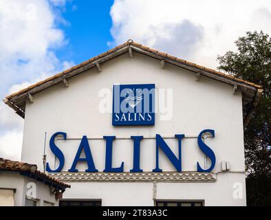 Aigues Mortes, Francia - 2 ottobre 2023: Les Salins Aigues-Mortes è uno dei 6 stabilimenti della società Salins du Midi e del mare storico Foto Stock