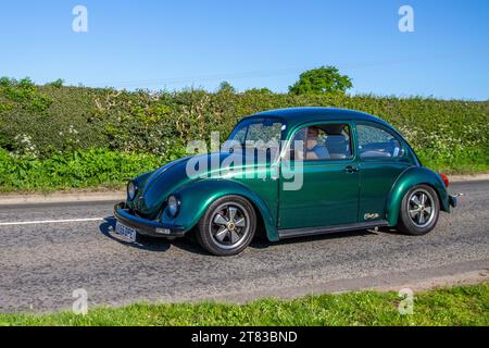 2005 Maggiolino VW Volkswagen personalizzato e metallizzato personalizzato; motori d'epoca britannici restaurati, collezionisti di automobili, appassionati di motori e storiche auto d'epoca che viaggiano nel Cheshire, Regno Unito Foto Stock