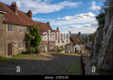 Una vista della pittoresca Gold Hill nella città di Shaftesbury nel Dorset, Regno Unito. La collina è stata resa famosa dall'apparizione nell'iconico spot di Hovis. Foto Stock