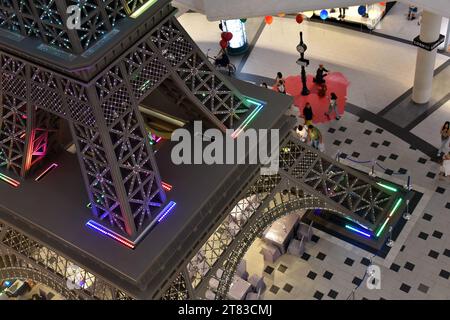 Replica della Torre Eiffel all'interno del centro commerciale Terminal 21, Pattaya, Thailandia, Asia. Il centro commerciale ha un tema aeroportuale internazionale. Foto Stock