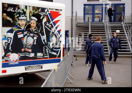 HV71 vs. Linköping hockey club, Kinnarps arena, Jönköping, Svezia. I giocatori della squadra di hockey Linköping fuori dall'arena prima della partita. Foto Stock