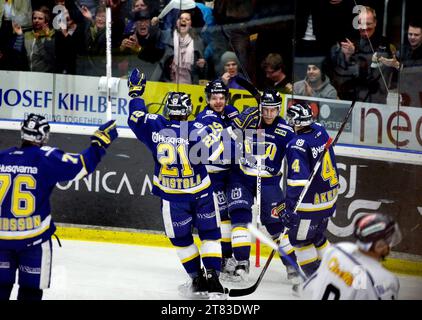 HV71 vs. Linköping hockey club, Kinnarps arena, Jönköping, Svezia. HV71 saluta, Martin Thörnberg. Foto Stock