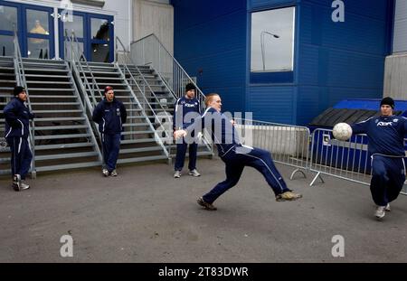 HV71 vs. Linköping hockey club, Kinnarps arena, Jönköping, Svezia. I giocatori della squadra di hockey Linköping fuori dall'arena prima della partita. Foto Stock