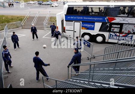 HV71 vs. Linköping hockey club, Kinnarps arena, Jönköping, Svezia. I giocatori della squadra di hockey Linköping fuori dall'arena prima della partita. Foto Stock