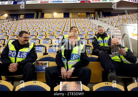 HV71 vs. Linköping hockey club, Kinnarps arena, Jönköping, Svezia. Agenti di polizia prima della partita. Foto Stock