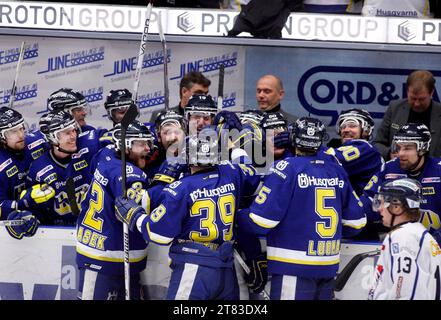 HV71 vs. Linköping hockey club, Kinnarps arena, Jönköping, Svezia. I giocatori di HV71 fanno il tifo. Foto Stock