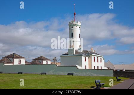 Arbroath Signal Tower Museum, Arbroath, Angus, Scozia, Regno Unito. La Signal Tower costruita nel 1813 per servire come stazione costiera per il faro di Bell Rock Foto Stock
