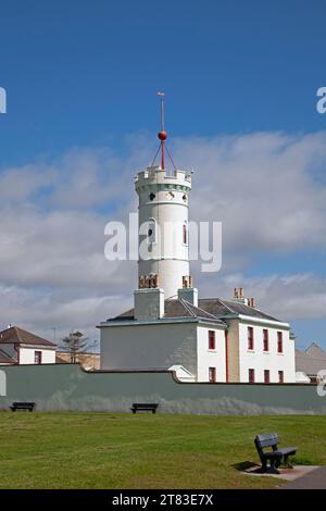 Arbroath Signal Tower Museum, Arbroath, Angus, Scozia, Regno Unito. La Signal Tower costruita nel 1813 per servire come stazione costiera per il faro di Bell Rock Foto Stock