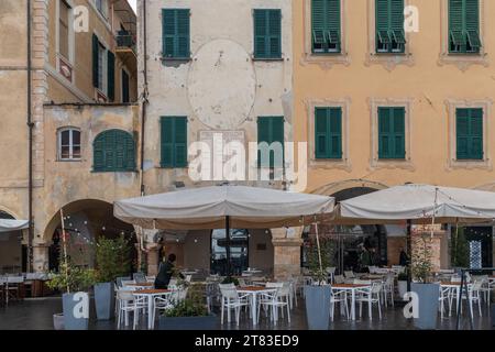 Caffè in piazza Vittorio Emanuele II, all'esterno del portico di Palazzo Mendaro (XVII secolo), finale Ligure, Savona, Liguria, Italia Foto Stock