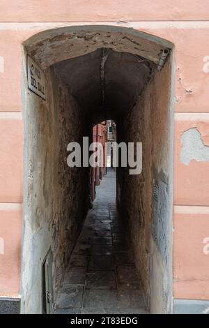 L'arcuato vicolo stretto di Vico del sale, "Vicolo del sale", nel centro storico della città costiera, finale Ligure, Savona, Liguria, Italia Foto Stock