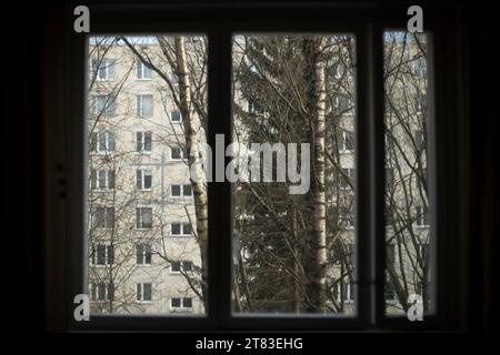 La vista dalla finestra. Finestra nell'appartamento. Dettagli interni. Telaio della finestra nell'edificio. Foto Stock