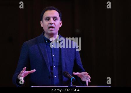 Edimburgo Scozia, Regno Unito 18 novembre 2023. Il leader laburista scozzese Anas Sarwar alla conferenza scozzese Fabians a Central Hall, Tollcross, dove tiene il discorso di apertura. credit sst/alamy live news Foto Stock