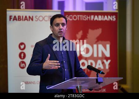 Edimburgo Scozia, Regno Unito 18 novembre 2023. Il leader laburista scozzese Anas Sarwar alla conferenza scozzese Fabians a Central Hall, Tollcross, dove tiene il discorso di apertura. credit sst/alamy live news Foto Stock