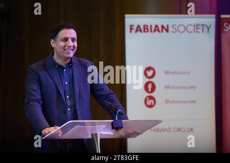 Edimburgo Scozia, Regno Unito 18 novembre 2023. Il leader laburista scozzese Anas Sarwar alla conferenza scozzese Fabians a Central Hall, Tollcross, dove tiene il discorso di apertura. credit sst/alamy live news Foto Stock