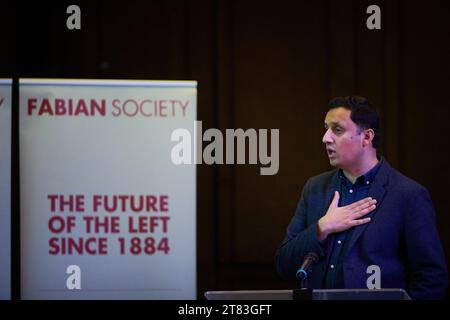 Edimburgo Scozia, Regno Unito 18 novembre 2023. Il leader laburista scozzese Anas Sarwar alla conferenza scozzese Fabians a Central Hall, Tollcross, dove tiene il discorso di apertura. credit sst/alamy live news Foto Stock