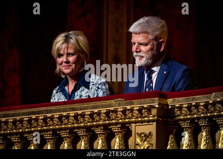 Cinque personalità che hanno resistito ai nazisti, ai comunisti o agli occupanti russi hanno ricevuto il Memory of the Nations Awards al Teatro Nazionale stasera, il 17 novembre 2023: una dissidente ceca, due donne slovacche perseguitate dal regime comunista, una donna ceca imprigionata dalla Gestapo e un prete ortodosso ucraino. Ogni anno, l'ONG Post Bellum assegna il premio alla memoria dei punti di svolta del secolo scorso, e quest'anno lo ha esteso a un eroe degli eventi attuali. Il presidente Petr Pavel con sua moglie Eva (foto) ha partecipato alla cerimonia, come primo capo della st. Ceca Foto Stock