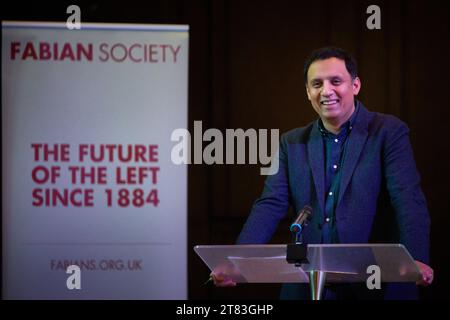 Edimburgo Scozia, Regno Unito 18 novembre 2023. Il leader laburista scozzese Anas Sarwar alla conferenza scozzese Fabians a Central Hall, Tollcross, dove tiene il discorso di apertura. credit sst/alamy live news Foto Stock