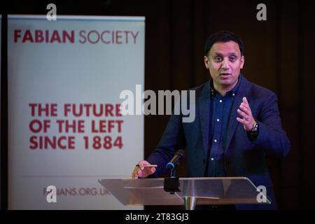 Edimburgo Scozia, Regno Unito 18 novembre 2023. Il leader laburista scozzese Anas Sarwar alla conferenza scozzese Fabians a Central Hall, Tollcross, dove tiene il discorso di apertura. credit sst/alamy live news Foto Stock