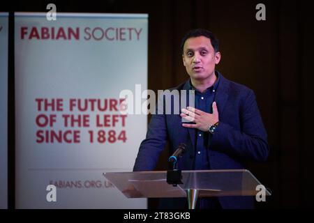 Edimburgo Scozia, Regno Unito 18 novembre 2023. Il leader laburista scozzese Anas Sarwar alla conferenza scozzese Fabians a Central Hall, Tollcross, dove tiene il discorso di apertura. credit sst/alamy live news Foto Stock