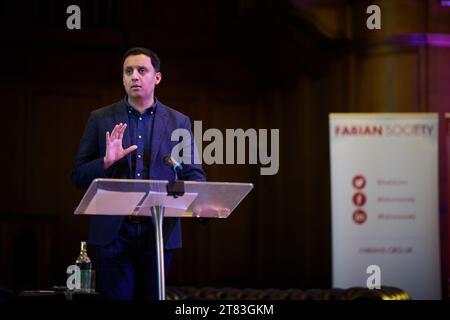 Edimburgo Scozia, Regno Unito 18 novembre 2023. Il leader laburista scozzese Anas Sarwar alla conferenza scozzese Fabians a Central Hall, Tollcross, dove tiene il discorso di apertura. credit sst/alamy live news Foto Stock