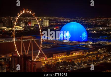 Las Vegas, Nevada, USA - 7 novembre 2023: The Sphere and High Roller di notte a Las Vegas Foto Stock