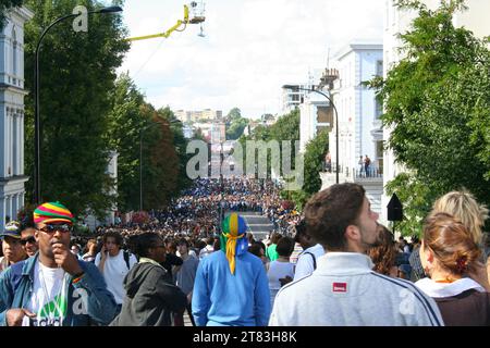 Londra, Inghilterra - agosto 28 2006: Migliaia di persone si radunano durante il Carnevale di Notting Hill. Foto Stock
