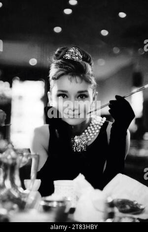 Stampa fotografica in bianco e nero con una foto iconica di Audrey Hepburn Breakfast al Tiffany's.. Foto Stock