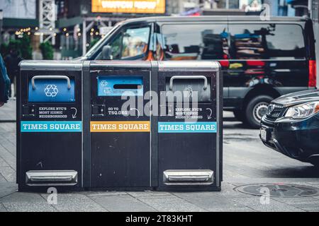 Bidoni della spazzatura per le strade di New York. Foto Stock