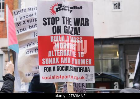 Camden, Londra, Regno Unito. 18 novembre 2023. I pro-palestinesi marciano attraverso Camden fino all'ufficio elettorale di Sir Keir Starmer. Crediti: Matthew Chattle/Alamy Live News Foto Stock