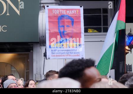 Camden, Londra, Regno Unito. 18 novembre 2023. I pro-palestinesi marciano attraverso Camden fino all'ufficio elettorale di Sir Keir Starmer. Crediti: Matthew Chattle/Alamy Live News Foto Stock