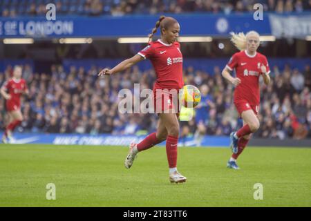 Chelsea, Regno Unito. 18 novembre 2023. Taylor Hinds (12 Liverpool) in azione durante la partita della Barclays Womens Super League tra Chelsea e Liverppol allo Stamford Bridge di Londra. (Tom Phillips/SPP) credito: SPP Sport Press Photo. /Alamy Live News Foto Stock