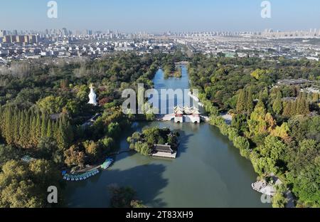 Pechino, Cina. 17 novembre 2023. Questa foto aerea scattata il 17 novembre 2023 mostra il paesaggio del punto panoramico del Lago Occidentale Slender a Yangzhou, nella provincia di Jiangsu della Cina orientale. Crediti: Meng Delong/Xinhua/Alamy Live News Foto Stock