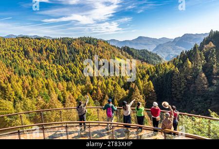 Pechino, Cina. 17 novembre 2023. I turisti visitano il parco ecologico nazionale di Shanwangping Karst a Chongqing, nel sud-ovest della Cina, 17 novembre 2023. Crediti: Qu Mingbin/Xinhua/Alamy Live News Foto Stock