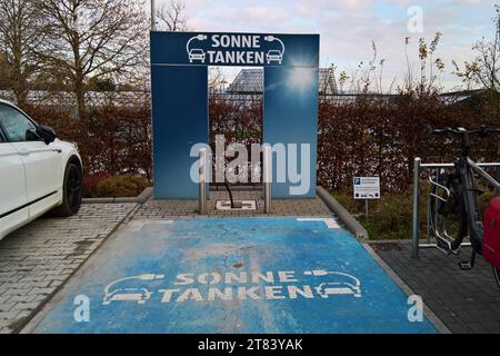 Aldi Süd, Ladestation für eAuto, Strom tanken, e Charging bzw eMobility. Die Ladesäule vor einer Aldi-Filiale in Regensburg wurde entfernt. Zuvor War über einen längeren ZeitRaum ein DEFEKT-Schild an der Zapfsäule *** Aldi Süd, stazione di ricarica per auto elettriche, ricarica, e ricarica o eMobility la stazione di ricarica di fronte a un negozio Aldi a Ratisbona è stata rimossa Un cartello di DIFETTO era stato precedentemente presente sulla stazione di ricarica per molto tempo credito: Imago/Alamy Live News Foto Stock