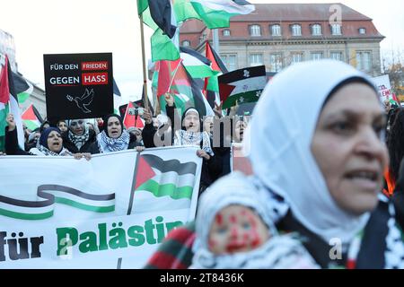 Berlino - Deutschland. AM Invalidenpark startet Die Kundgebung für Palästina. *** 18 11 2023, Berlino, Germania. 18 novembre 2023. Il raduno per la Palestina inizia da Invalidenpark Credit: Imago/Alamy Live News Foto Stock
