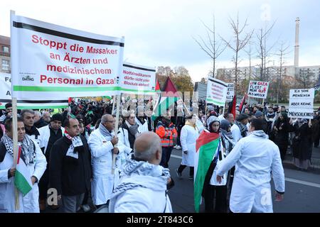 Berlino - Deutschland. AM Invalidenpark startet Die Kundgebung für Palästina. *** 18 11 2023, Berlino, Germania. 18 novembre 2023. Il raduno per la Palestina inizia da Invalidenpark Credit: Imago/Alamy Live News Foto Stock