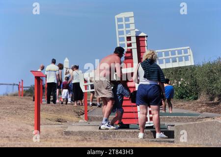 Famiglie che giocano a golf pazzo, minigolf, Mablethorpe, Lincolnshire, Inghilterra, Regno Unito Foto Stock