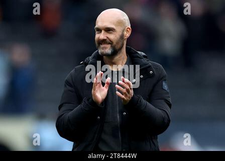 Il Notts County Manager, Luke Williams, applaude i tifosi dopo il match della Sky Bet League Two a Meadow Lane, Nottingham. Data immagine: Sabato 18 novembre 2023. Foto Stock